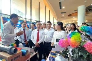 Đại biểu tham quan các gian trưng bày tại Lễ ra mắt Sàn Giao dịch công nghệ Thành phố Hồ Chí Minh phiên bản mới.
