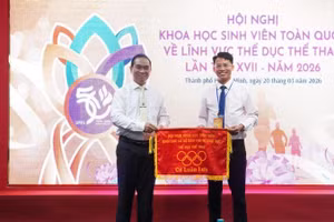 Phó Giáo sư, Tiến sĩ Nguyễn Quang Vinh, Phó Hiệu trưởng Trường đại học Sư phạm Thể dục thể thao Thành phố Hồ Chí Minh trao cờ luân lưu cho Trường đại học Huế, đơn vị đăng cai hội nghị lần thứ XVIII.