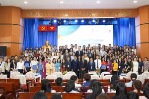 Các đại biểu chụp ảnh lưu niệm.