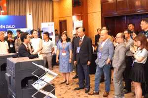Đại biểu tham quan các gian hàng trưng bày công nghệ Hội nghị và Triển lãm Biztech 2026.