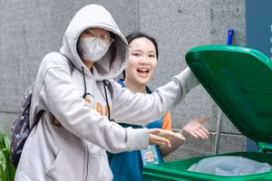 Sinh viên UEH phân loại rác tại nguồn.