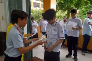 Thí sinh làm thủ tục thi lớp 10 công lập 2026-2027.
