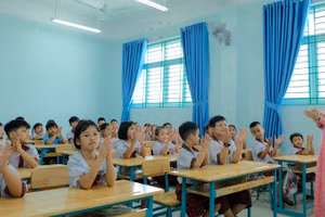 Học sinh tiểu học phường Bình Hưng Hòa, Thành phố Hồ Chí Minh nghe giáo viên giới thiệu về Trường tiểu học Trần Đại Nghĩa, phường Bình Hưng Hòa vừa đưa vào hoạt động. (Ảnh minh họa)