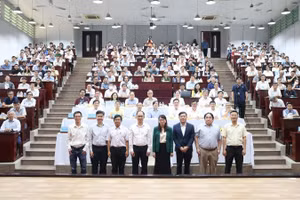 Các đại biểu chụp ảnh lưu niệm.