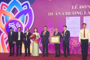 Thừa lệnh Chủ tịch nước, Thứ trưởng Giáo dục và Đào tạo Nguyễn Văn Phúc trao tặng Huân chương Lao động hạng Ba cho Trường đại học Sư phạm Thể dục thể thao Thành phố Hồ Chí Minh.