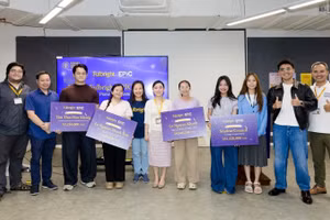Tiến sĩ Đinh Vũ Trang Ngân, Hiệu trưởng Trường đại học Fulbright Việt Nam cùng các gương mặt đầu tiên được trao giải thưởng từ The Fulbright EPIC.
