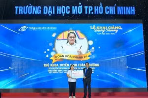 Trường đại học Mở Thành phố Hồ Chí Minh trao học bổng cho tân sinh viên. (Ảnh: Trường đại học Mở Thành phố Hồ Chí Minh) 