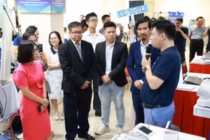 Các đại biểu tham quan các giải pháp công nghệ trưng bày tại triển lãm.
