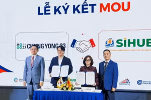 Đại diện Trung tâm xúc tiến thương mại Hàn Quốc-Việt Nam và Trung tâm khởi nghiệp sáng tạo Thành phố Hồ Chí Minh ký kết biên bản hợp tác. (Ảnh: CAO TÂN)