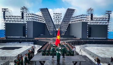 68 chiến sĩ tham gia lễ duyệt binh trên Quảng trường đỏ (Liên bang Nga) kỷ niệm 80 năm Ngày chiến thắng phát-xít đang tập luyện trên sân khấu chương trình Tổ quốc trong tim. (Ảnh: PHƯƠNG ANH)