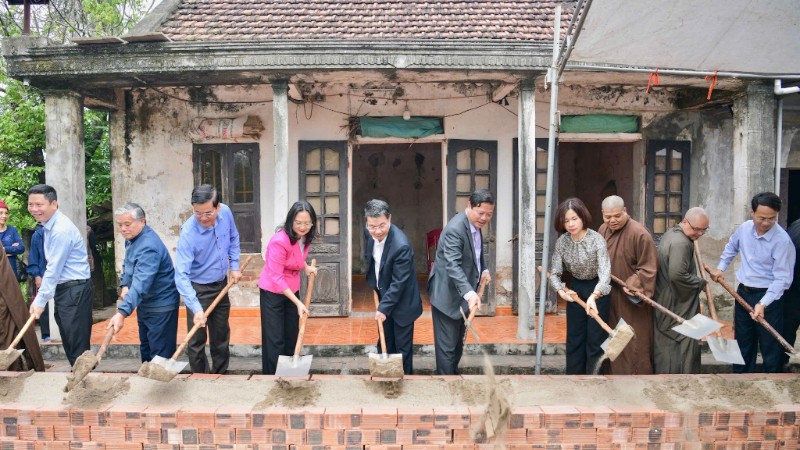 Mặt trận Tổ quốc Việt Nam tỉnh Ninh Bình phối hợp các đơn vị tổ chức khởi công xây dựng nhà ở cho hộ có hoàn cảnh đặc biệt khó khăn ở xóm 8 Thượng Kiệm, xã Phát Diệm. (Ảnh: Trường Giang)