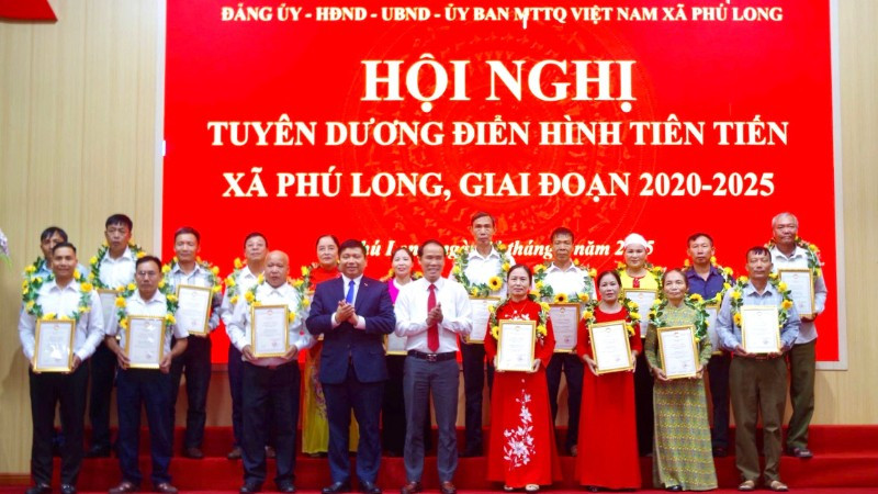 Nhiều tập thể, cá nhân điển hình tiên tiến trong phong trào thi đua yêu nước giai đoạn 2025 được xã Phú Long biểu dương, khen thưởng.