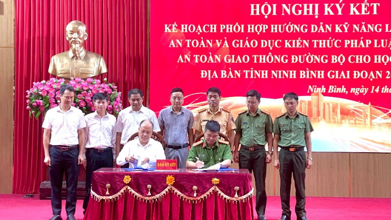 Lãnh đạo Công an tỉnh Ninh Bình, lãnh đạo Sở Giáo dục và Đào tạo tỉnh ký kết kế hoạch phối hợp nhằm bảo đảm trật tự an toàn giao thông cho học sinh trên địa bàn.
