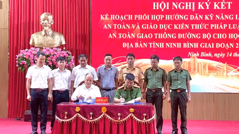 Lãnh đạo Công an tỉnh Ninh Bình, lãnh đạo Sở Giáo dục và Đào tạo tỉnh ký kết kế hoạch phối hợp nhằm bảo đảm trật tự an toàn giao thông cho học sinh trên địa bàn.