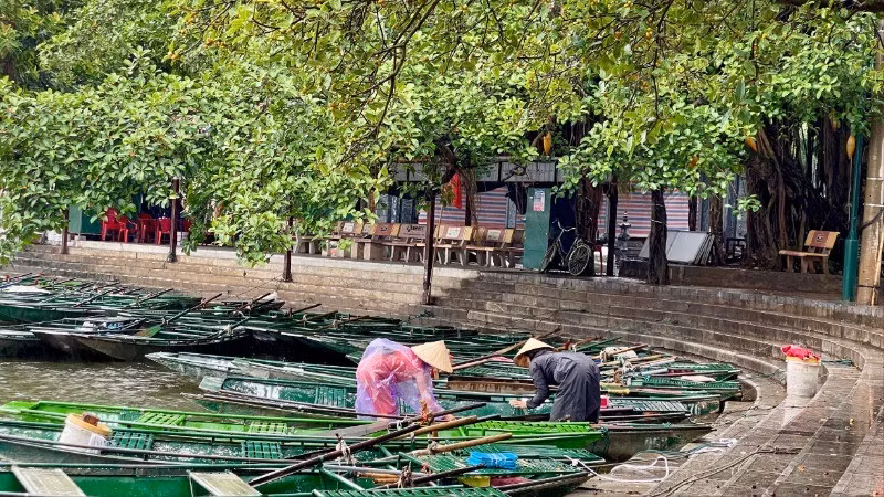 Người dân neo đậu, gia cố thuyền về nơi an toàn tại Khu du lịch Tam Cốc-Bích Động, Ninh Bình.