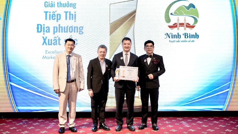 Sở Du lịch Ninh Bình nhận Giải thưởng tiếp thị địa phương xuất sắc tại buổi lễ vinh danh. 