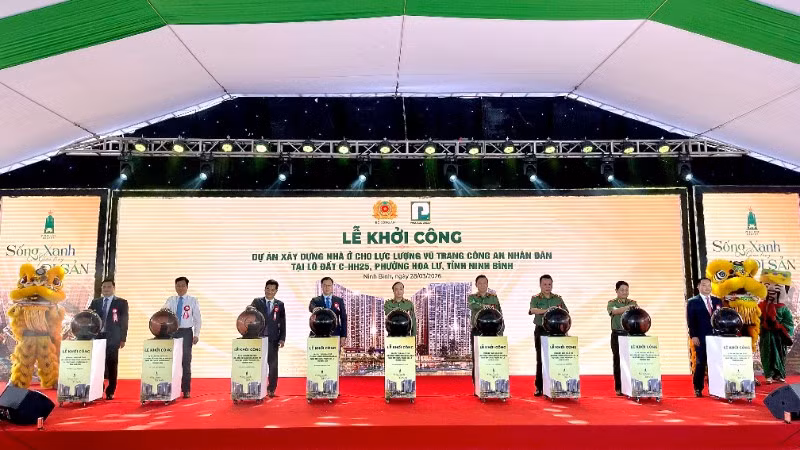 Các đại biểu bấm nút khởi công dự án.