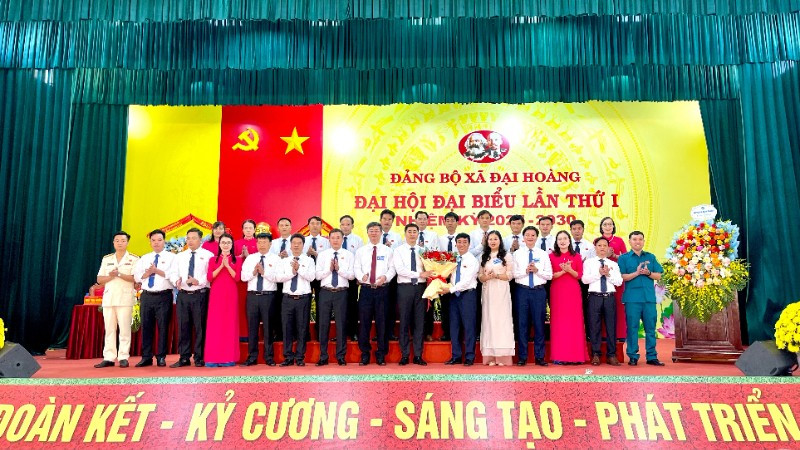 Các đại biểu chụp ảnh cùng Ban Chấp hành Đảng bộ xã Đại Hoàng, nhiệm kỳ 2025-2030.