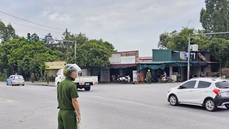 Lực lượng Công an tỉnh Ninh Bình phân luồng, điều tiết giao thông trên các tuyến đường trọng điểm, các chốt giao thông phức tạp. 