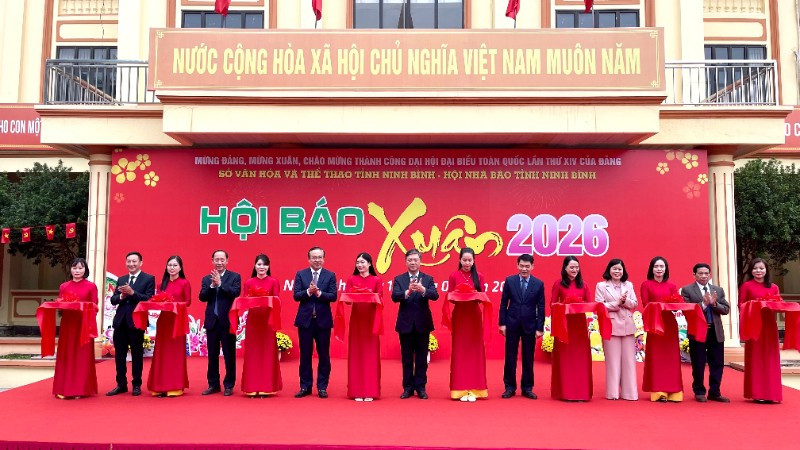 Các đại biểu cắt băng khai mạc Hội Báo Xuân Bính Ngọ 2026.