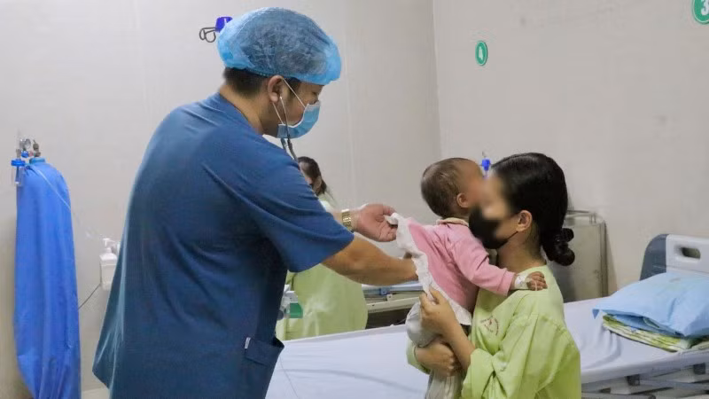 Bệnh nhi Đ.L.B.A, 15 tháng tuổi được bác sĩ thăm khám sau quá trình hồi phục, sức khỏe đã dần ổn định.