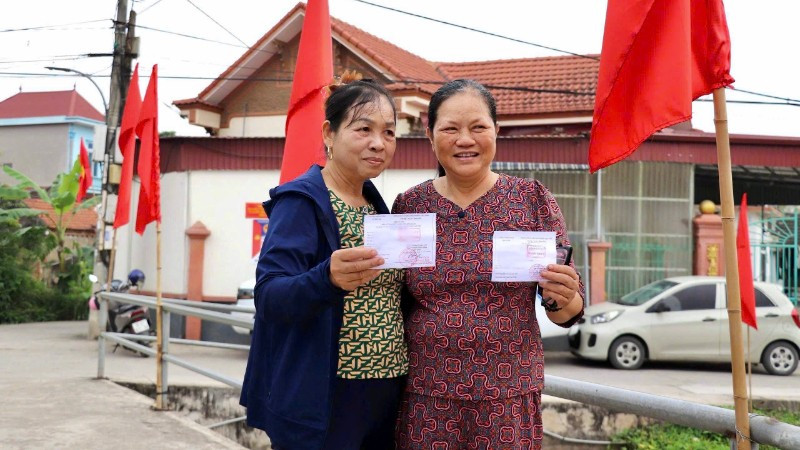 Giáo dân xã Kim Sơn vui mừng sau khi hoàn thành việc bỏ phiếu.