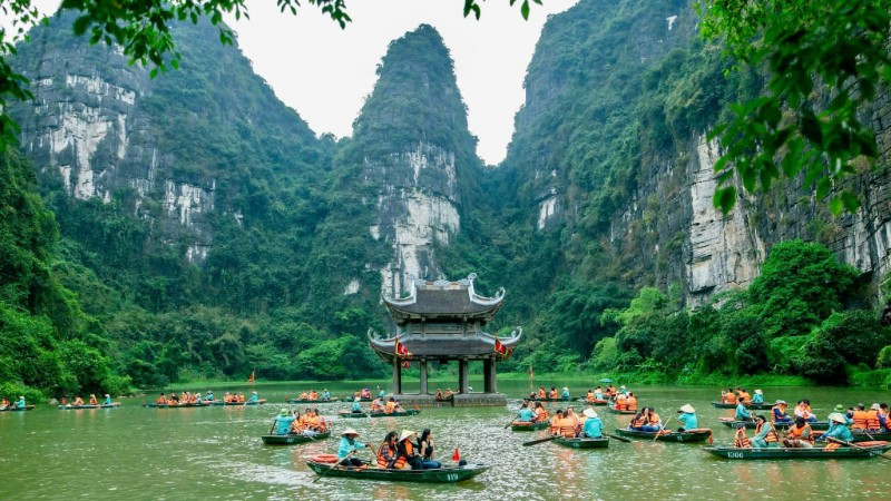 Hoạt động du lịch Ninh Bình tạo động lực mạnh mẽ cho tăng trưởng. 