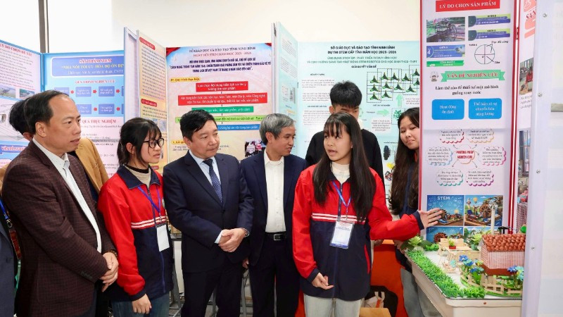 Các đại biểu tham quan sản phẩm dự thi. 