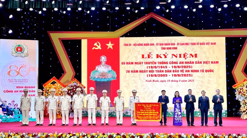 Lãnh đạo tỉnh Ninh Bình trao tặng Bức trướng “Trung thành, tận tụy, gương mẫu đi đầu, vì nước quên thân, vì dân phục vụ" cho Công an tỉnh.