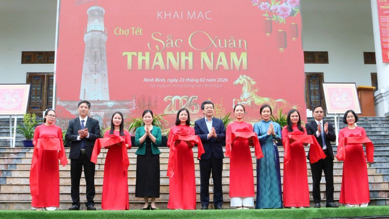 Các đại biểu cắt băng khai mạc chợ Tết “Sắc xuân Thành Nam” năm 2026.