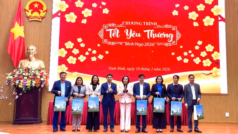 Phó Chủ tịch Quốc hội Nguyễn Thị Thanh trao 1.564 suất quà tặng các gia đình chính sách, hộ nghèo, người có hoàn cảnh khó khăn thông qua Ủy ban Mặt trận Tổ quốc tỉnh, các tổ chức chính trị-xã hội, hội đặc thù của tỉnh Ninh Bình.