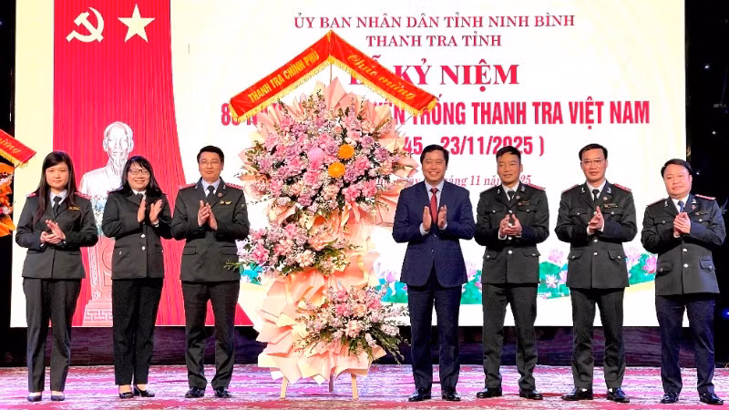 Đồng chí Dương Quốc Huy, Phó Tổng Thanh tra Chính phủ, tặng hoa chúc mừng Thanh tra tỉnh Ninh Bình.