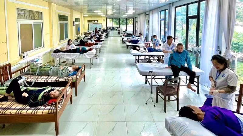 Người dân điều trị tại Bệnh viện Phục hồi chức năng tỉnh Ninh Bình.