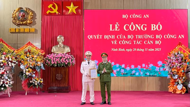 Lãnh đạo Bộ Công an trao Quyết định điều động, bổ nhiệm đồng chí Thượng tá Cù Quốc Thắng giữ chức Giám đốc Công an tỉnh Ninh Bình.