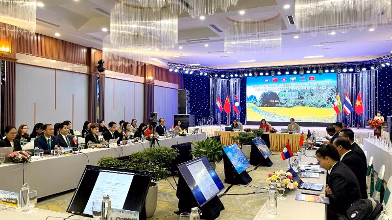 Quang cảnh phiên họp.