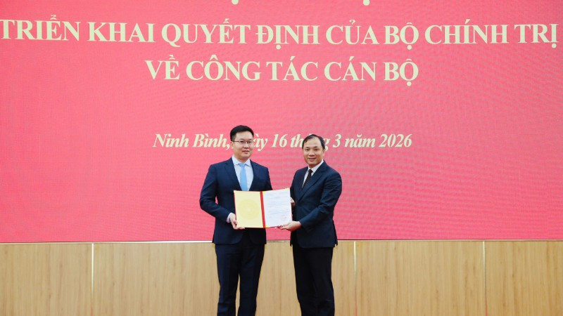 Đồng chí Hoàng Trung Dũng, Ủy viên Trung ương Đảng, Phó Trưởng Ban Thường trực Ban Tổ chức Trung ương, trao quyết định cho đồng chí Trần Đăng Quỳnh, Ủy viên Dự khuyết Trung ương Đảng, Phó Bí thư Tỉnh ủy Ninh Bình. (Ảnh: ĐỨC LAM)