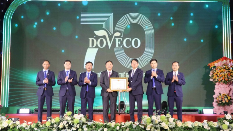 Lãnh đạo tỉnh Ninh Bình trao Bằng khen cho tập thể Công ty DOVECO.