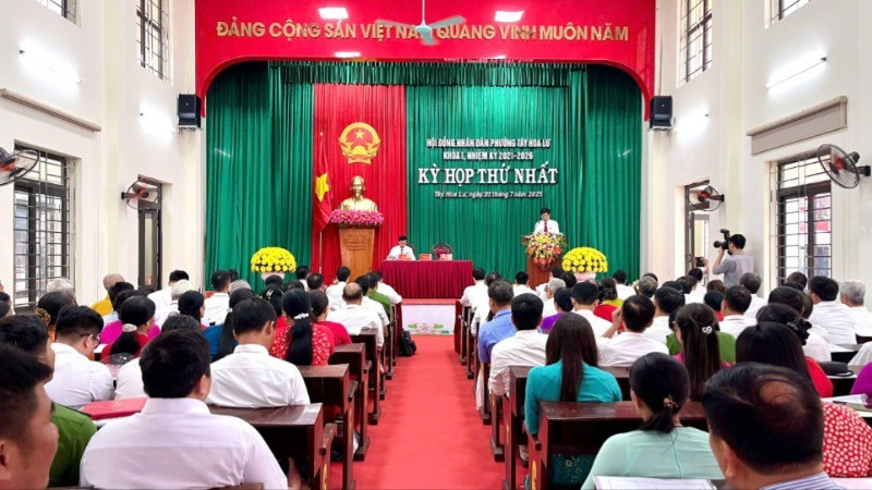 Quang cảnh kỳ họp thứ nhất Hội đồng nhân dân phường Tây Hoa Lư.