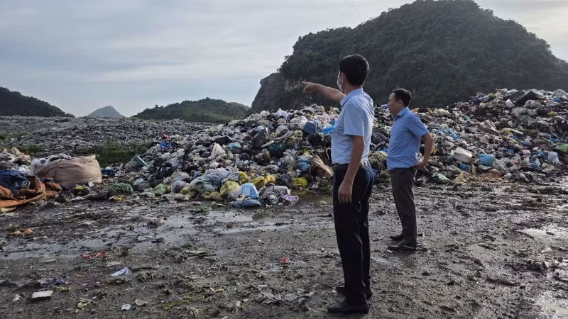 Hàng triệu tấn rác tồn động nhiều năm tại Thung Quèn Khó, phường Trung Sơn, tỉnh Ninh Bình. (Ảnh: VĂN LÚA)