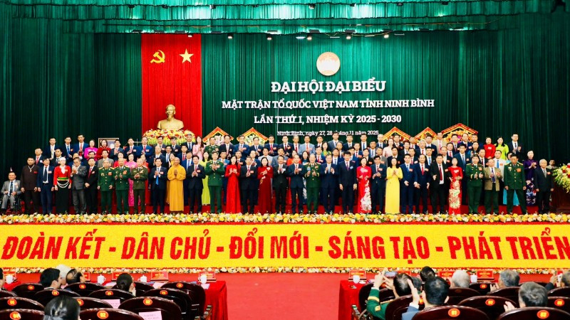 Các đồng chí ủy viên Mặt trận Tổ quốc Việt Nam tỉnh Ninh Bình khóa I, nhiệm kỳ 2025-2030 ra mắt tại Đại hội.