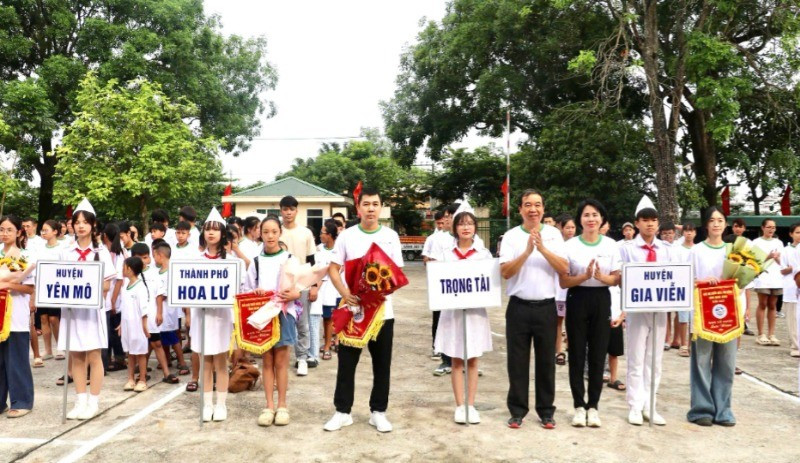 Ban tổ chức trao cờ lưu niệm cho các đơn vị tham gia. 