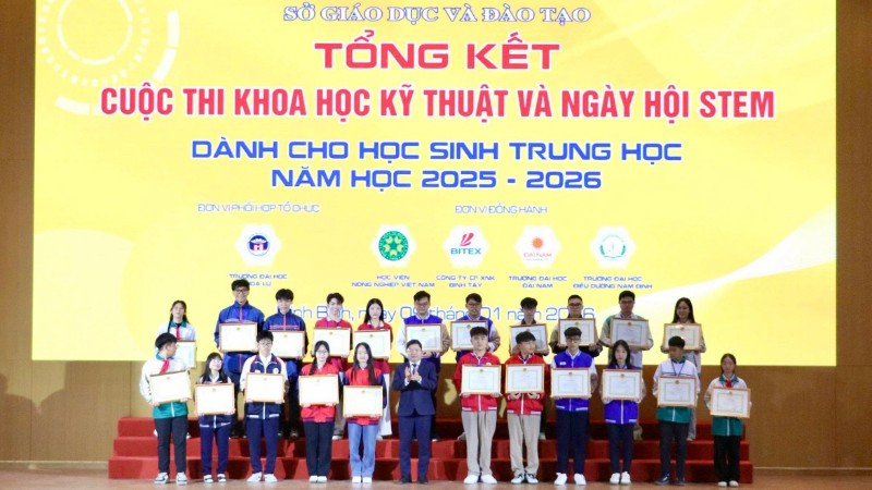 Đồng chí Nguyễn Tiến Dũng, Giám đốc Sở Giáo dục và Đào tạo tỉnh Ninh Bình trao giải Nhất cho các dự án.