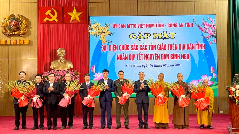 Lãnh đạo tỉnh Ninh Bình tặng hoa cho đại diện hai tôn giáo, Ủy ban Mặt trận Tổ quốc Việt Nam tỉnh và Công an tỉnh.