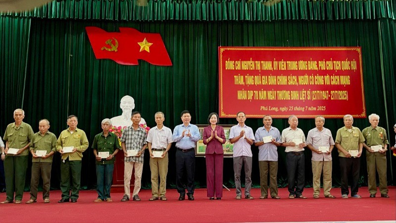 Phó Chủ tịch Quốc hội Nguyễn Thị Thanh và Bí thư Tỉnh ủy Ninh Bình Trương Quốc Huy trao quà cho các gia đình chính sách, người có công với cách mạng xã Phú Long, tỉnh Ninh Bình.