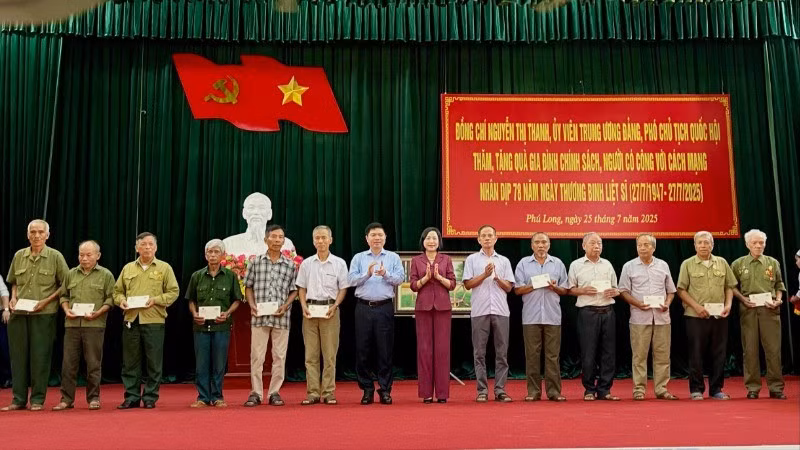 Phó Chủ tịch Quốc hội Nguyễn Thị Thanh và Bí thư Tỉnh ủy Ninh Bình Trương Quốc Huy trao quà cho các gia đình chính sách, người có công với cách mạng xã Phú Long, tỉnh Ninh Bình.