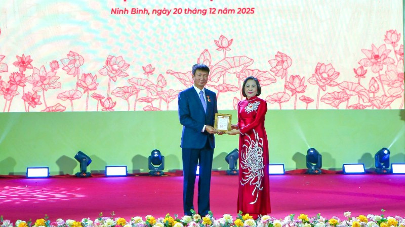 Phó Chủ tịch Quốc hội Nguyễn Thị Thanh trao Kỷ niệm chương của Ủy ban Thường vụ Quốc hội vì sự nghiệp xây dựng Quốc hội Việt Nam cho Chủ tịch Ủy ban nhân dân tỉnh Ninh Bình Trần Huy Tuấn.