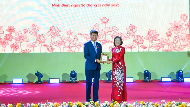 Phó Chủ tịch Quốc hội Nguyễn Thị Thanh trao Kỷ niệm chương của Ủy ban Thường vụ Quốc hội vì sự nghiệp xây dựng Quốc hội Việt Nam cho Chủ tịch Ủy ban nhân dân tỉnh Ninh Bình Trần Huy Tuấn.