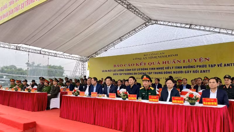 Các đại biểu tham dự buổi lễ.