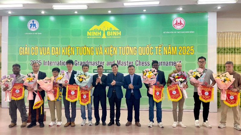 Ban tổ chức trao cờ lưu niệm cho các nước tham gia.