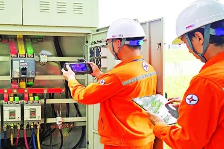 Nhân viên điện lực thành phố Hưng Yên kiểm tra tủ điện bằng camera ảnh nhiệt.